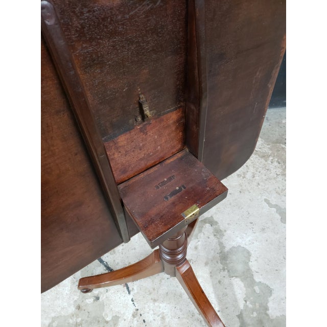 Wood 19th Century English Traditional Mahogany Tilt Top Side Table For Sale - Image 7 of 10