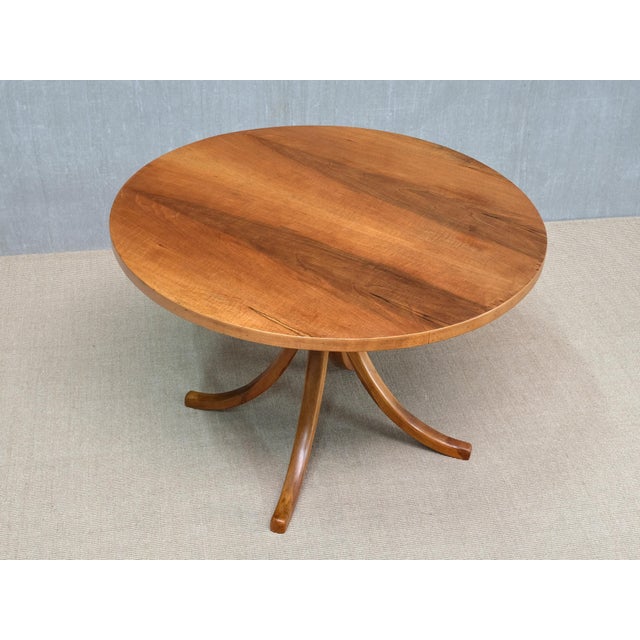 Osvaldo Borsani Sculptural Round Dining Table in Walnut by Osvaldo Borsani for Atelier Borsani Varedo, 1945 For Sale - Image 4 of 15