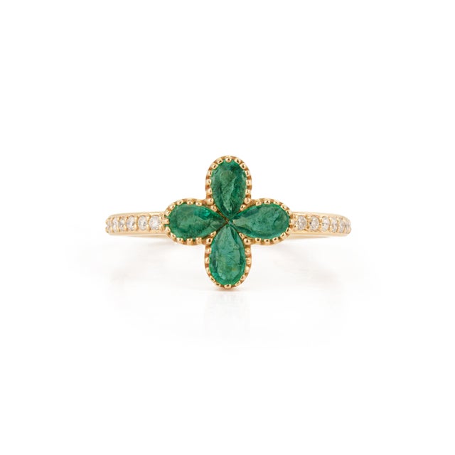 Modern Four-Leaf Emerald Diamond Clover Ring Size 8 in 14k Yellow Gold For Sale - Image 4 of 16