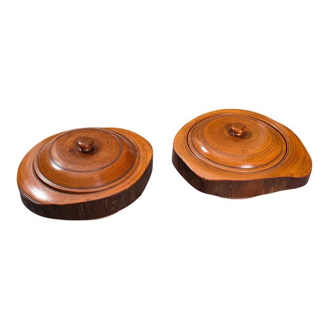 1900s Pair of Antique Victorian English Carved Yew Lidded Bowls For Sale