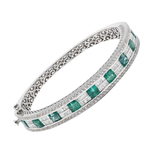 Emerald 6.18 Carats Natural Zambian Emerald and 1.54 Cts Diamond BANGLE in 14k Gold For Sale - Image 8 of 18