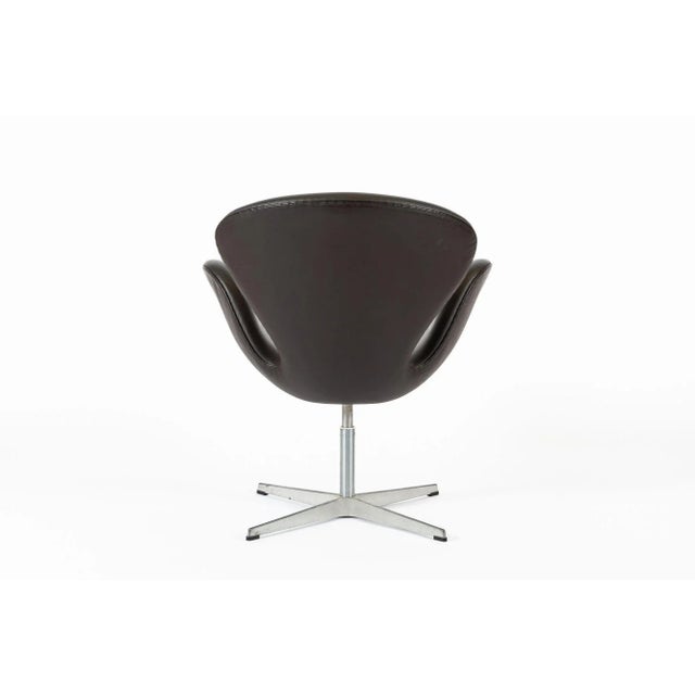2000 - 2009 Brown Mid Century Danish Modern Swan Chair by Arne Jacobsen for Fritz Hansen For Sale - Image 5 of 15