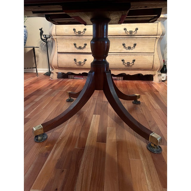 Brown 1980s Baker Furniture Historic Charleston Georgian Banded Mahogany Pedestal Dining Table For Sale - Image 8 of 12