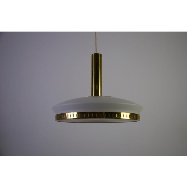 This stilnovo ceiling lamp from the 1960s is a finely balanced example of italian mid-century lighting, defined by its...