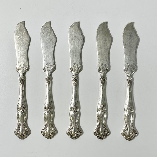 English 1940s Vintage Hollywood Regency English Chippendale Silverplate Butter Knives- Set of 5. For Sale - Image 3 of 11