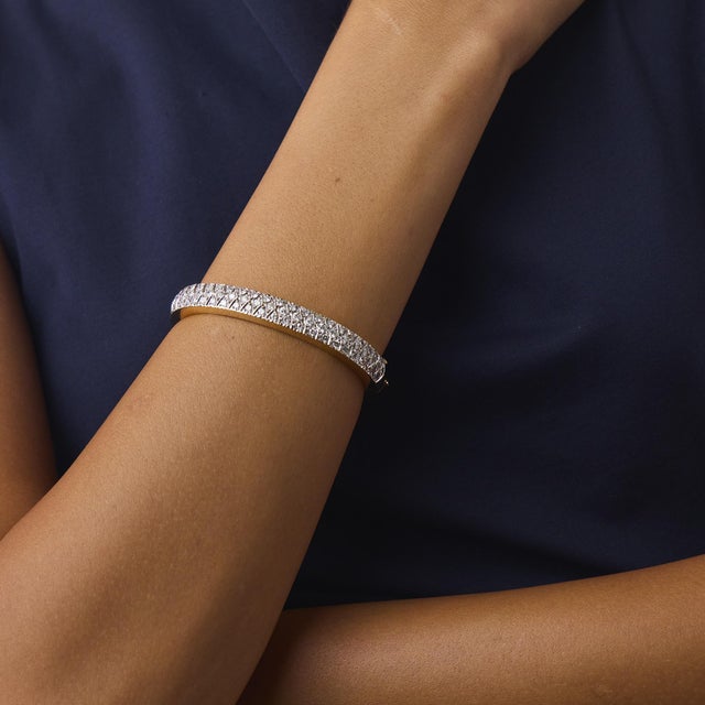 1990s Vintage 2.30 Carat Diamond 14k Yellow Gold Bangle Bracelet For Sale - Image 5 of 6