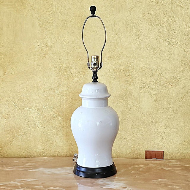 Vintage White Ceramic Chinoiserie Temple Jar Table Lamp With Black Base For Sale In Washington DC - Image 6 of 18