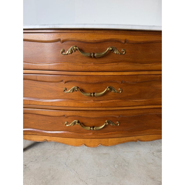 1960s 1960s Vintage French Provincial Louis XV Style Walnut & White Marble Top Three-Drawer Commode For Sale - Image 5 of 17