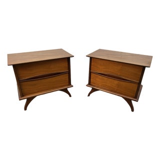 Pair of Mid-Century Walnut Nightstands With Sculpted Drawer Pulls For Sale