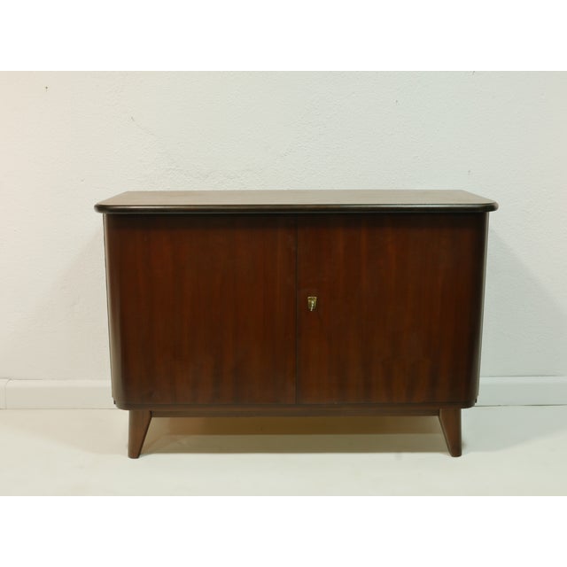 This original 1960s sideboard impresses with its elegant mid-century design and high-quality combination of materials. The...