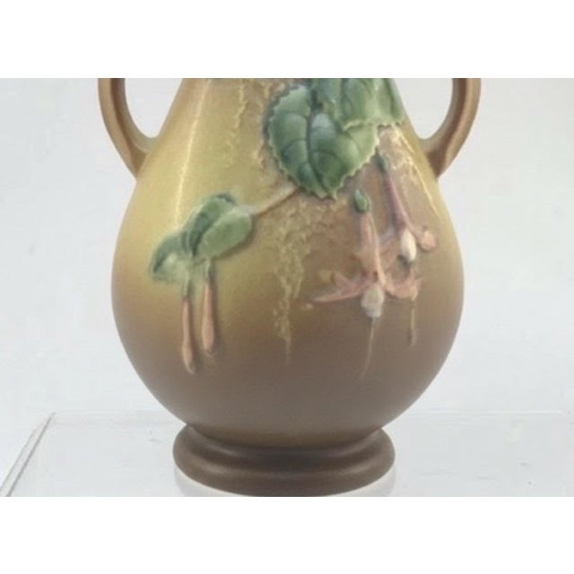 Art Deco 1938 Roseville Pottery Fuchsia Brown Double-Handled Vase 895-7 For Sale - Image 3 of 4
