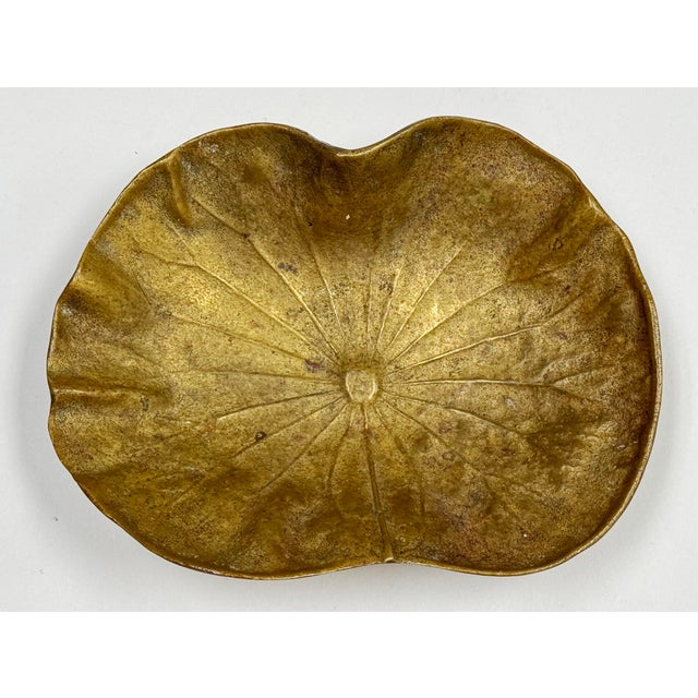 Early 20th Century Vintage 1940s Virginia Metalcrafters Brass Lotus Leaf Dish For Sale - Image 5 of 11