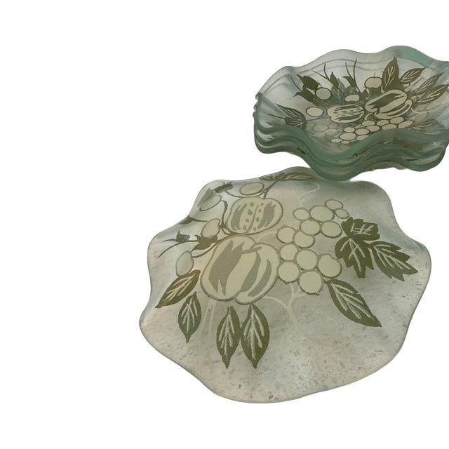 1970s Organic Modern Ruffled Clear Glass Berry Bowls With Graphic Fruit Motif, Set of 4 For Sale In West Palm - Image 6 of 6