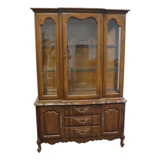 Thomasville Furniture Tableau Collection Country French Provincial 50" Lighted Display China Cabinet 14121-410 For Sale
