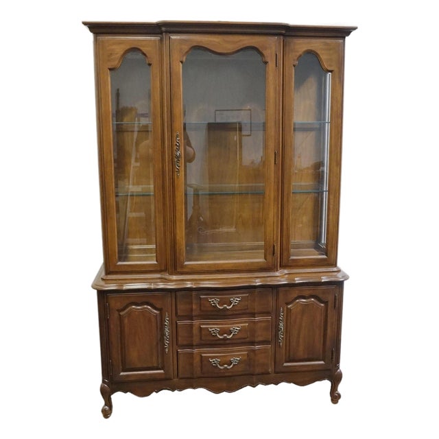 Thomasville Furniture Tableau Collection Country French Provincial 50" Lighted Display China Cabinet 14121-410 For Sale