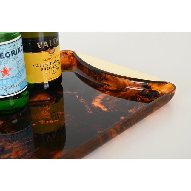 1970s Large Tortoiseshell Effect Acrylic and Brass Serving Tray from Guzzini, 1970 For Sale - Image 5 of 15