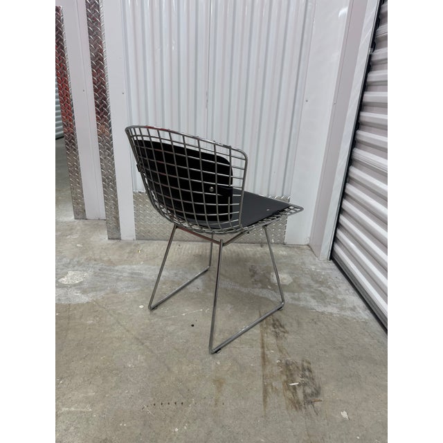 Iconic and sculptural, the Bertoia Side Chair Attributed to Harry Bertoia is a celebrated example of mid-century modern...