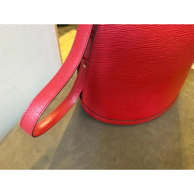 A 1995 Vintage Louis Vuitton Castillan Red Epi Leather Cluny Shoulder Bag For Sale - Image 9 of 17