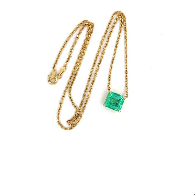 2010s 4.38 Carat Colombian Emerald in 18K Gold Floating Connecting Necklace For Sale - Image 5 of 10