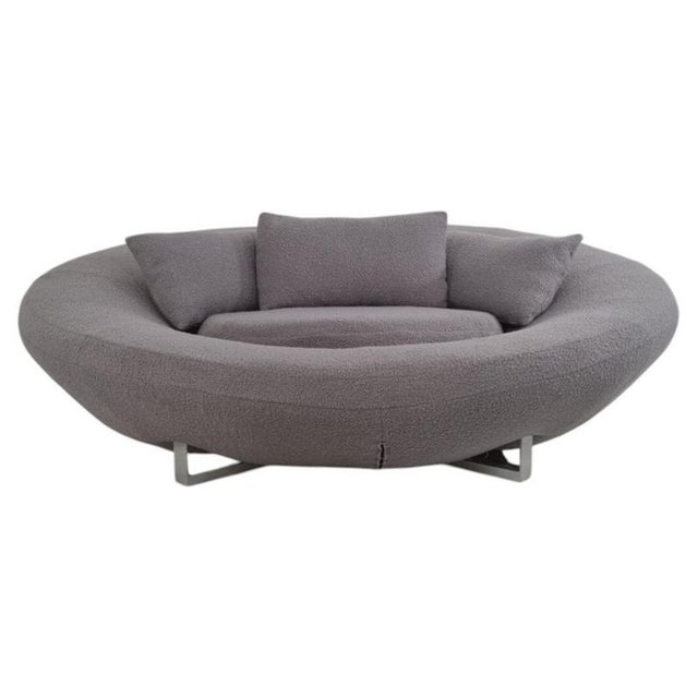 Striking de Sede DS-152 circular lounge sofa, designed by Jane Worthington for the renowned Swiss furniture manufacturer...
