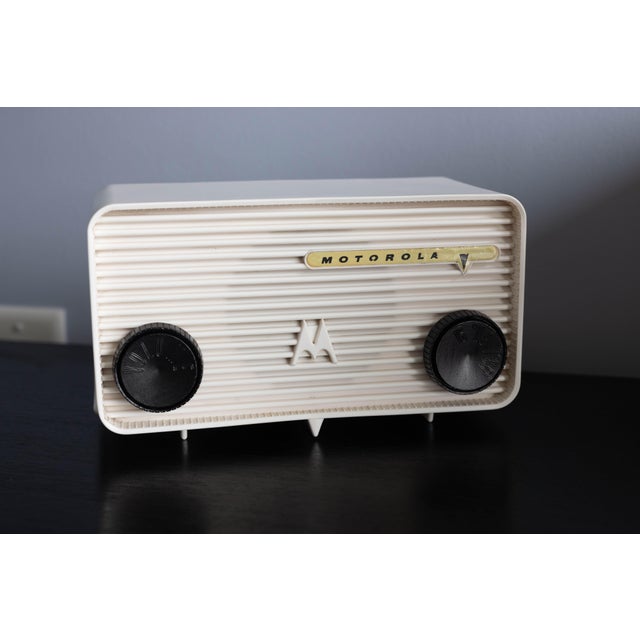 Mid-Century Modern 1957 Motorola Jetsons Tube Radio - White For Sale - Image 12 of 17