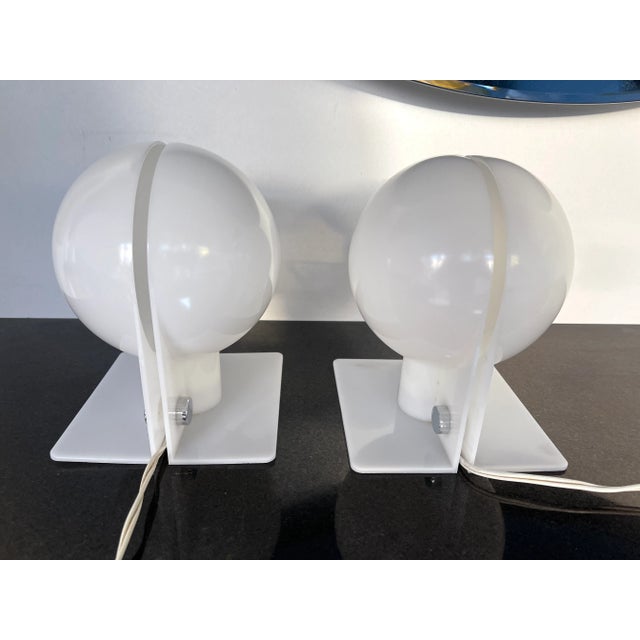 Harvey Guzzini Pair of Lucite Lamps Sirio by Brazzoni Lampa for Harvey Guzzini. Italy, 1970s For Sale - Image 4 of 13