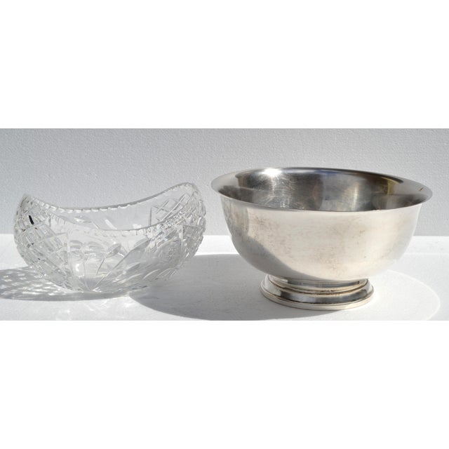 The Post 1940s WM Rogers Paul Revere 9-inch silverplate footed bowl is a vintage reproduction of the Early American...