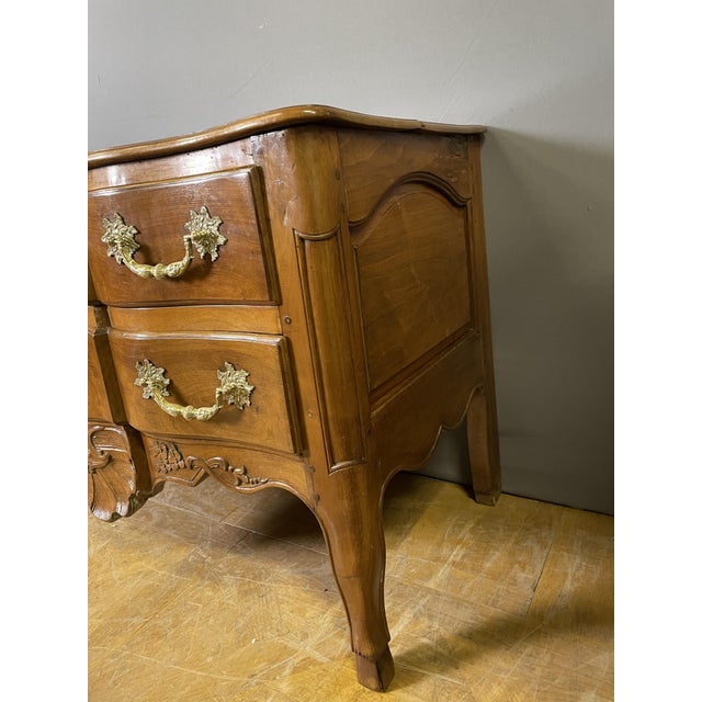 Louis XV Chest of Drawers in Walnut For Sale - Image 3 of 12