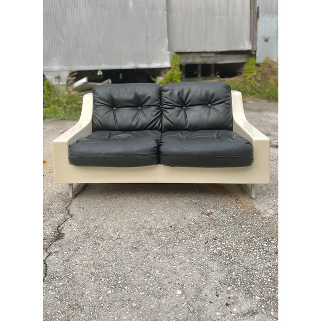 Plastic Mid Century Modern Sofa Set in Fiberglass With Black Tufted Cushions | Homecrest Style c.1960s For Sale - Image 7 of 18