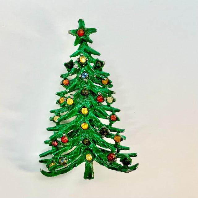 A lovely Christmas Brooch from the Mid 20th Century. It features a green metal painted green Christmas Tree with petite...