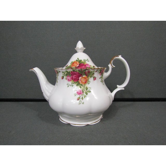 Traditional Royal Albert “Old Country Roses” 6-Cup 48 Oz Bone China Teapot – Made in England (C) 1962 For Sale - Image 3 of 10