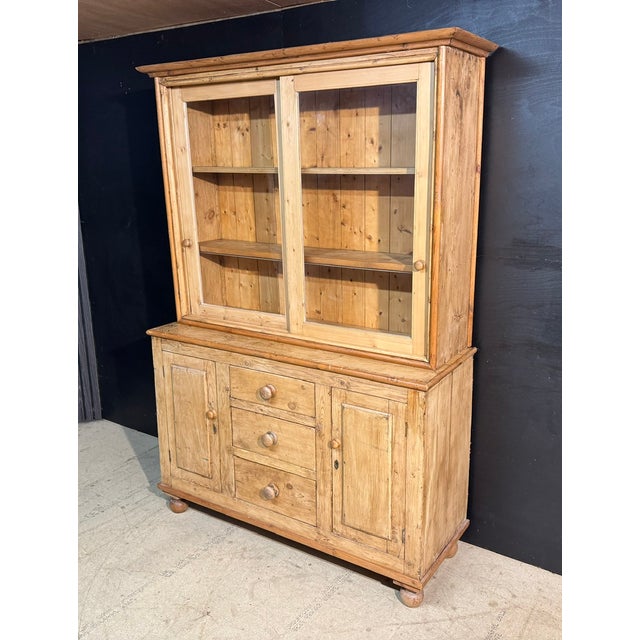 A lovely English Pine Dresser in excellent original condition, top has 2 sliding doors.