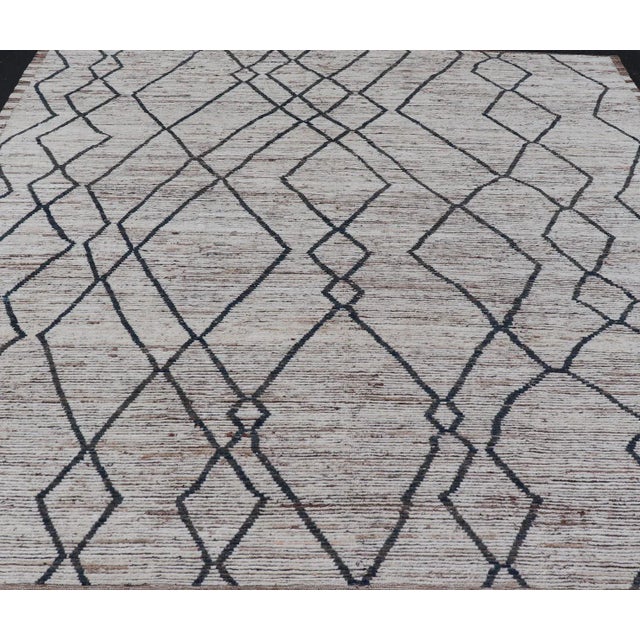 Modern Causal Tribal Rug in Wool With Free Flowing Design in Cream and Blue's For Sale - Image 4 of 12
