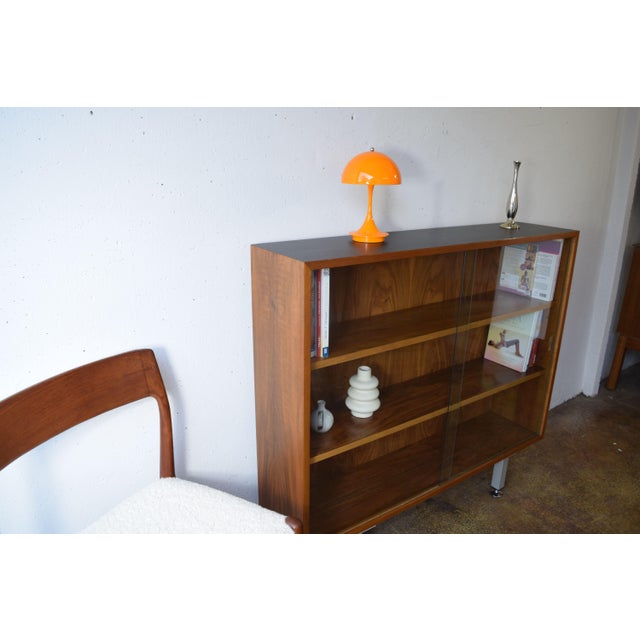 Mid-Century Modern Display Bookcase in Walnut, 1960s For Sale - Image 3 of 7