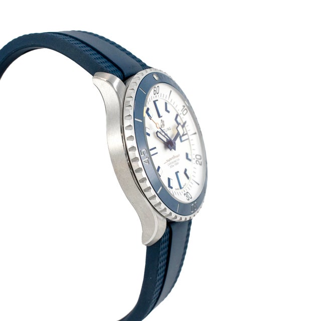 Modern Breitling Superocean 42mm A17375e71g1s1 White Dial Blue Rubber Band Steel Watch For Sale - Image 3 of 10