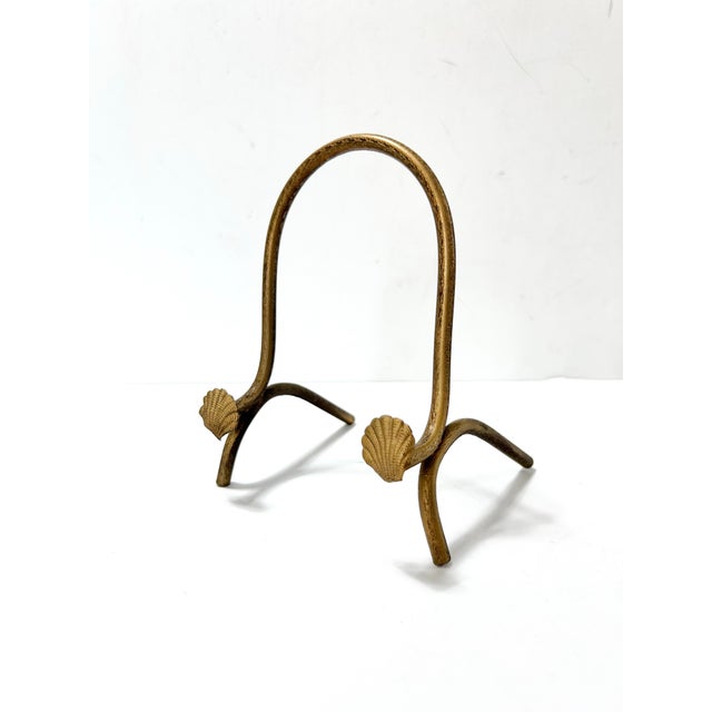 Hollywood Regency Vintage Brass Shell Motif Display Stand – Coastal Regency Book or Plate Easel For Sale - Image 3 of 9