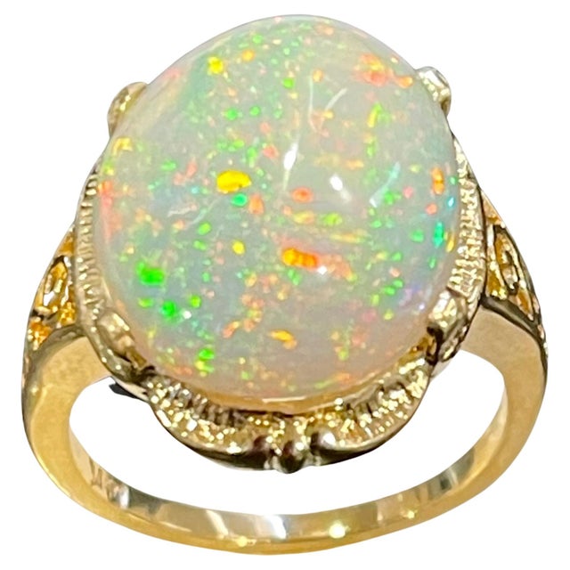 Traditional 9 Carat Oval Shape Ethiopian Opal Cocktail Ring 14 Karat Yellow Gold For Sale - Image 3 of 18
