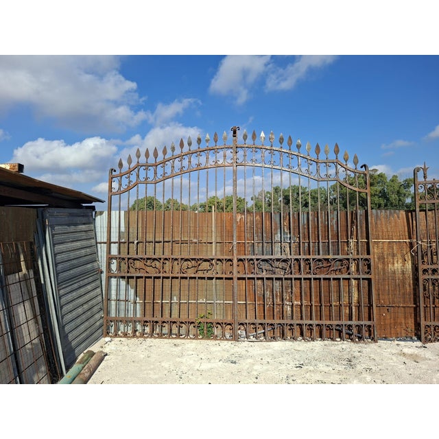 Monumental antique double-leaf gate in solid wrought iron with leaf-shaped spears and scrolls (4 meters wide) impressive...