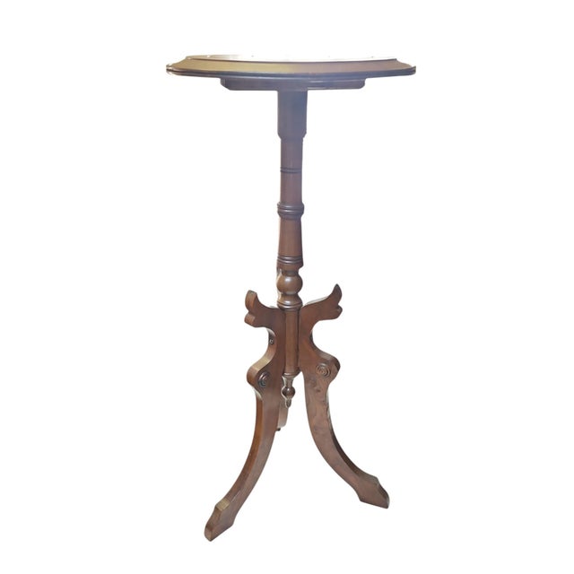 Lovey early 20th century, circa 1930s-40s, Georgian revival pedestal side table in excellent condition. Concentric ring...