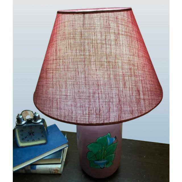 Introducing our vintage table lamp from 1999, a timeless piece that exudes elegance and charm. Made from mauve ceramic...