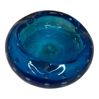 Mid-Century Modern Controlled Bubble Bi-Color Blue Art Glass Bowl For Sale