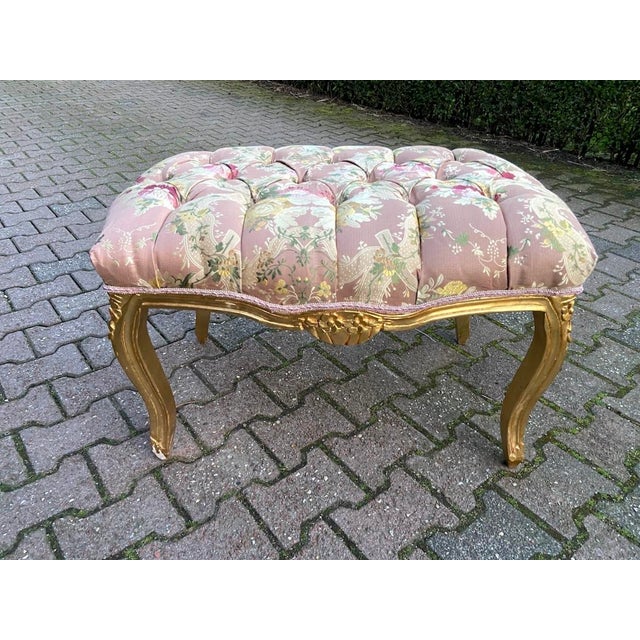 French 1980s Louis XVI Gilt Beech Bench Pink Damask Upholstery For Sale - Image 3 of 8