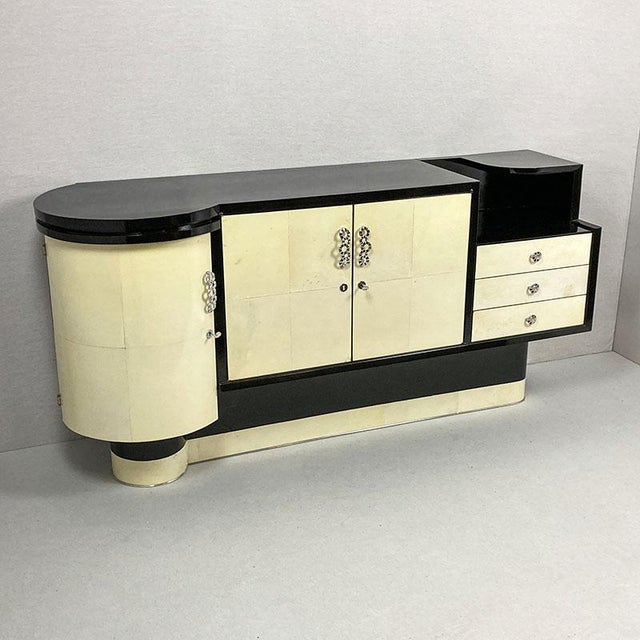 Timeless elegance and refined materials characterize this prestigious Art Deco sideboard. The soft, sinuous lines blend...