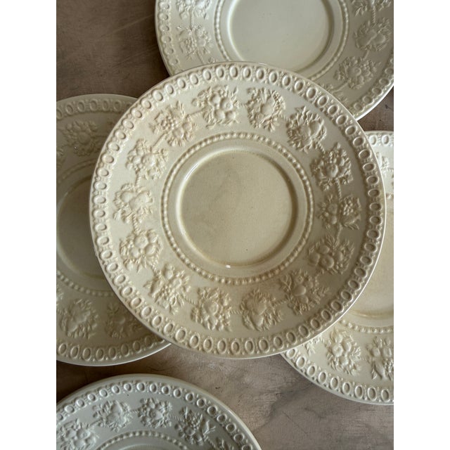 Wedgwood 1950s Wedgwood Wellesley 7 Inch Plates Set of 6 – Cream Embossed Queensware – Made in England For Sale - Image 4 of 12