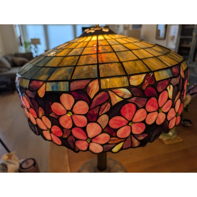 In a classic Tiffany style, this table lamp is well crafted and has classical style. It is in excellent condition. This is...