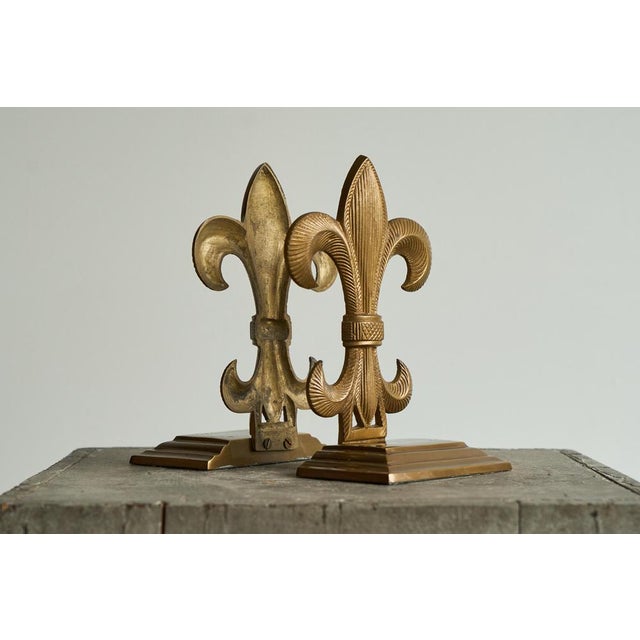 1950s Fleur-De-Lis Bookends in Patinated Brass, 1960s, Set of 2 For Sale - Image 5 of 13