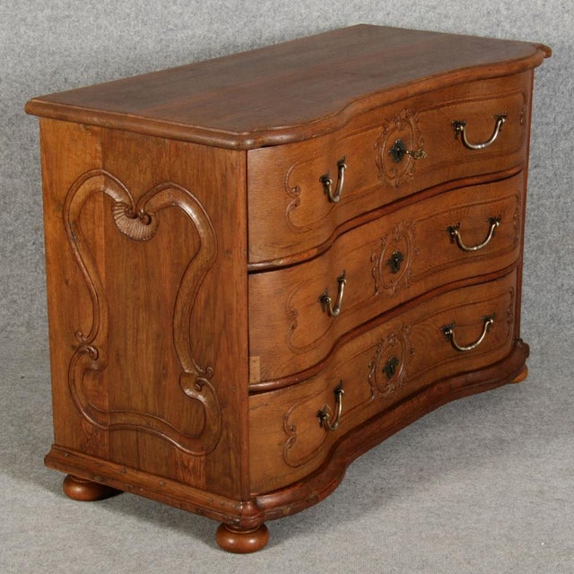 Baroque Antiquity Baroque Oak Chest of Drawers by Aachen Liège Jh, 1750s For Sale - Image 3 of 18