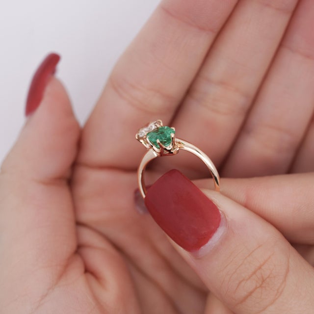 2020s 1.84 Carat Square Emerald & Round Diamond 18k Gold Toi Et Moi Bypass Ring Size 6 For Sale - Image 5 of 7