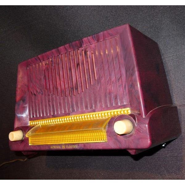 General Electric Ge Mid Century Plum and Gold Bakelite Radio For Sale - Image 4 of 9