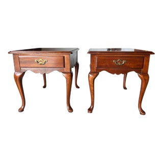 Late 20th Century Thomasville Pair of Solid Cherry Queen Anne Style Nightstands or Bedside Tables. For Sale